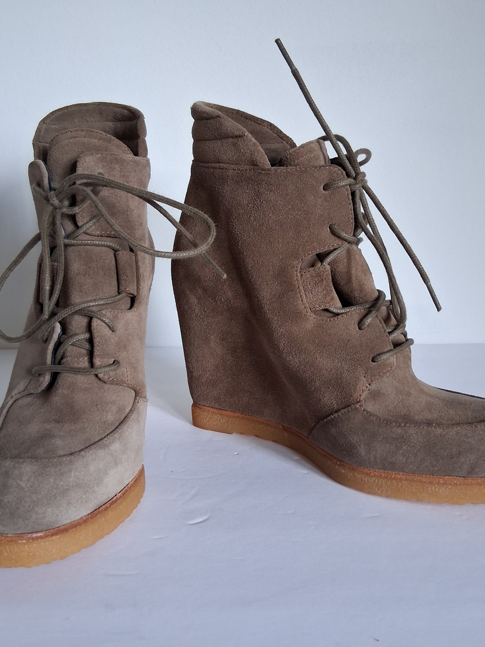 Stuart Weitzman Wedge Lace-Up Suede Ankle Boots in Tan Size 5.5